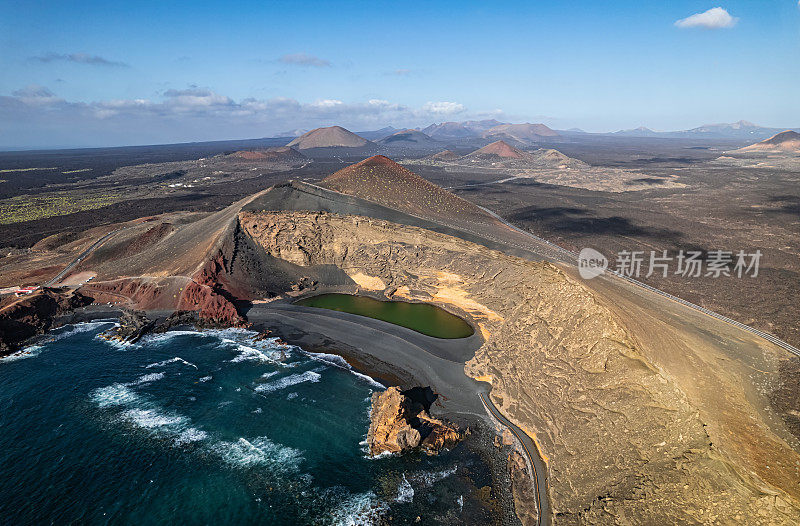 鸟瞰图火山湖El Golfo，兰萨罗特，加那利群岛，西班牙